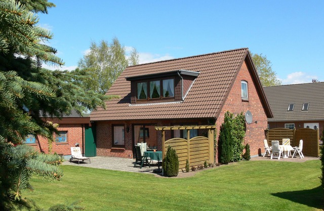 Apartment 'Ferienhaus Christa - Falshöft' with Private Terrace and Private Garden