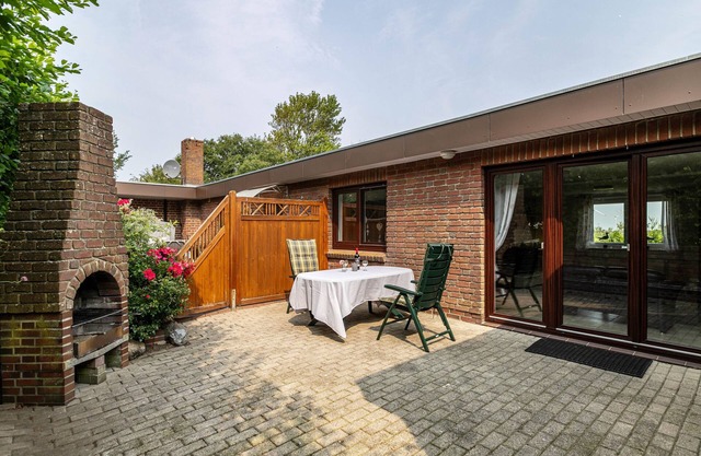 Apartment 'Ferienhaus Alter Deich' with Private Terrace, Private Garden and Wi-Fi