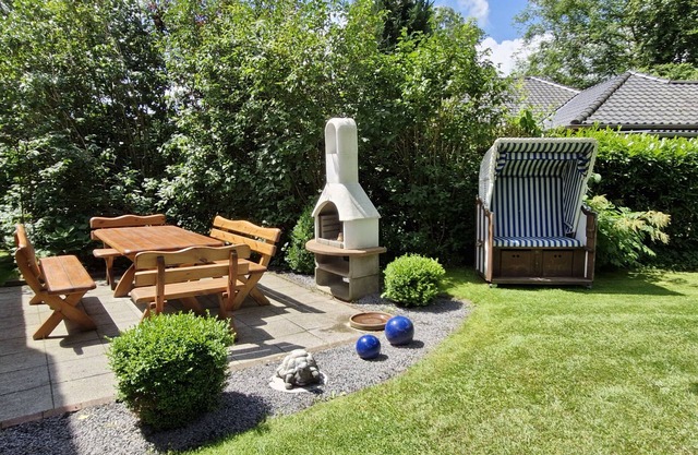 Apartment 'Ferienhaus Jakobsen' with Private Garden, Balcony and Wi-Fi