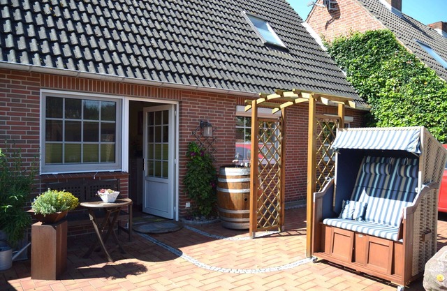 Apartment 'Ferienwohnung Südermarsch' with Private Terrace, Shared Garden and Wi-Fi