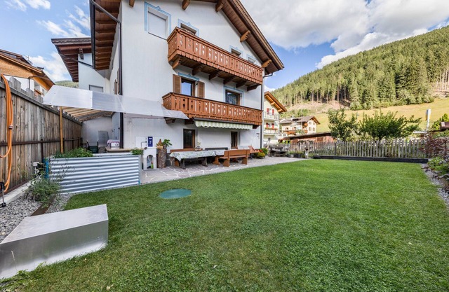 Apartment 'Ferienwohnung Ainhauser' with Mountain View, Balcony and Wi-Fi