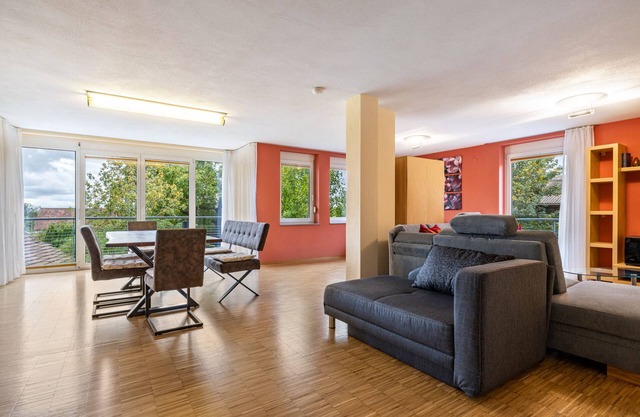 Apartment 'Ferienwohnung Gäufelden 120 Qm' with Balcony and Wi-Fi
