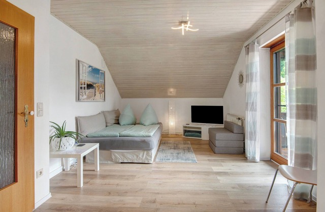 Apartment 'Ferienwohnung Elli Bei Landshut' with Balcony and Wi-Fi