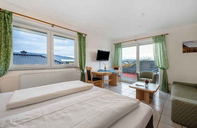 Apartment 'Fewo Pumuckl' with Mountain View, Private Garden and Wi-Fi