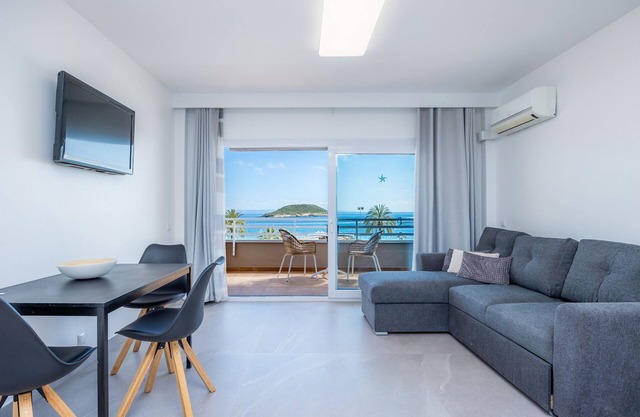 Apartment 'First Line Cosy' with Sea View, Wi-Fi and Air Conditioning