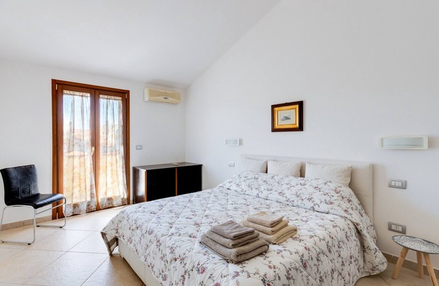 Apartment 'Flamingo House' with Balcony, Wi-Fi and Air Conditioning