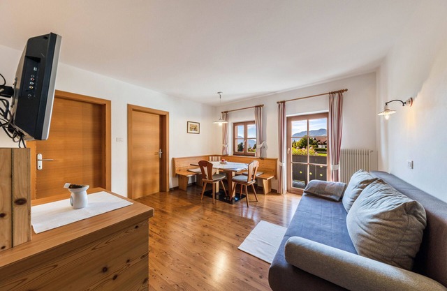 Apartment "Florerhof Flieder" with Mountain View, Sauna, Wi-Fi & Garden
