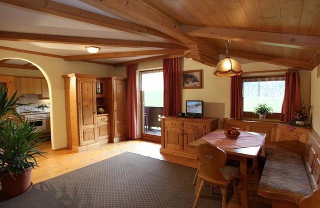 Apartment for 4 (1 bedroom, 1 bed-sitting room) - Guesthouse - Pension Hölzl
