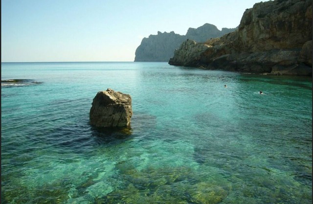 Apartment for 5 with views of the sea and the mountains. 1 minute from the beach