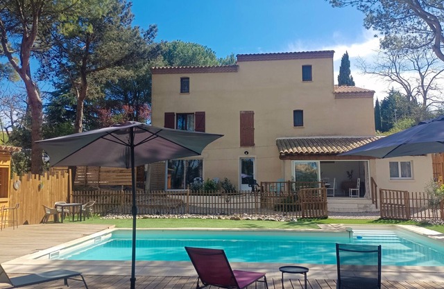 Apartment for 6 people, private Nordic bath, swimming pool 3 minutes from the medieval city.