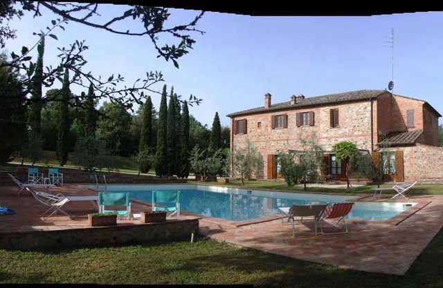 Apartment for couple in a farmhouse with swimming pool on the hills of Siena