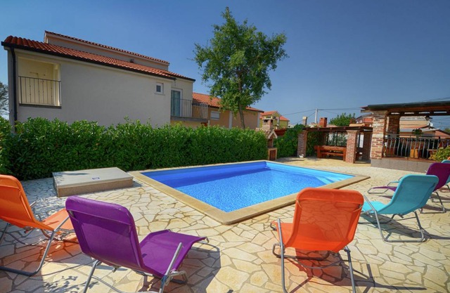 Apartment for up to 5 persons near Porec with shared pool