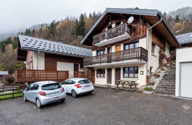 Apartment 'Chalet Le Chamois' with Mountain View, Private Terrace and Wi-Fi