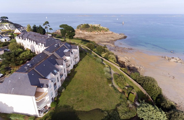 Apartment Les Terrasses de la Comtesse, direct access to the beach .