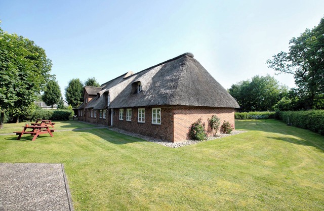 Apartment 'Friesisches Reetdach-ferienhaus' with Private Terrace, Private Garden and Wi-Fi