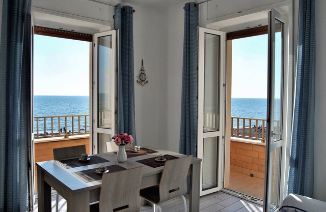 APARTMENT FRONT SEA by Silvia and Massimo