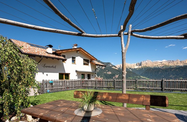 Apartment 'Furnerhof Apt Olpenglühn' with Mountain View, Shared Garden and Wi-Fi