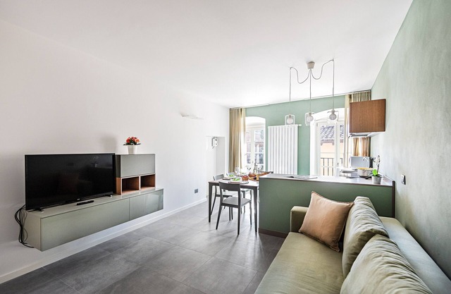 Apartment 'Gemhouse Smeraldo Garda Lake' 50 m from the lake, wi-fi and air conditioning n
