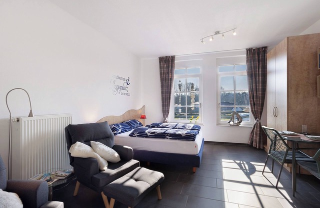 Apartment 'Gepflegtes Marina-Rünthe' with Wi-Fi