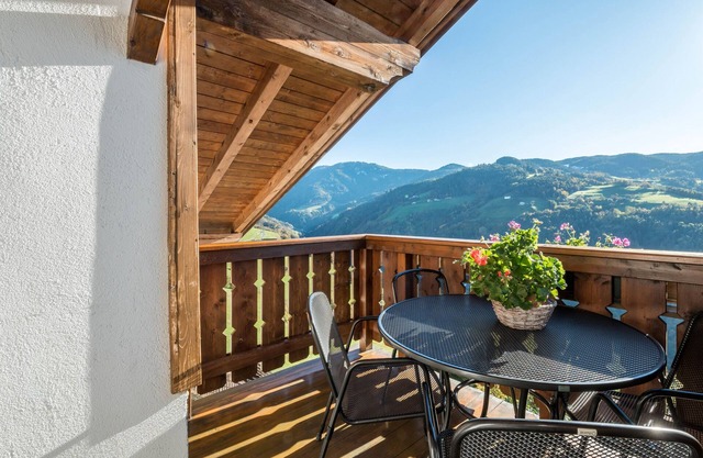 Apartment "Gfinkerhof Rosengarten" with Mountain View, Shared Terrace & Wi-Fi