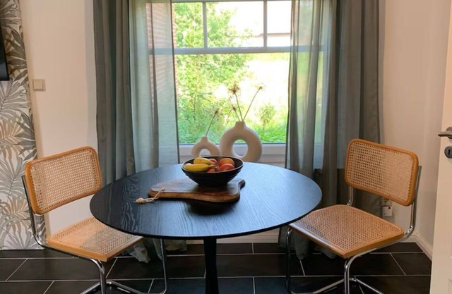 Apartment 'Grüner Friese' with Private Terrace, Shared Garden and Wi-Fi