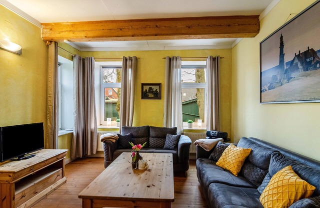 Apartment 'Gulfhof Oldersum Erdgeschoss' with Shared Terrace, Shared Garden and Wi-Fi