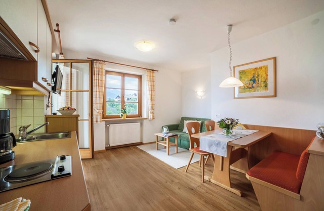 Apartment "Hahnenkamm Rainegg" with Mountain View, Wi-Fi, Garden & Balcony