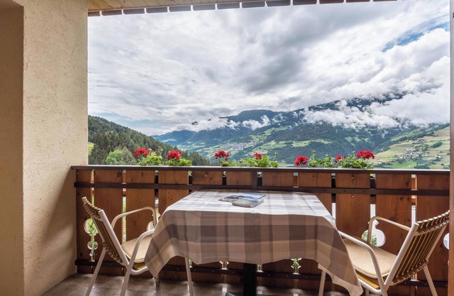 Apartment "Haus Sonnegg - Sonnenuntergang" with Mountain View, Wi-Fi, Terrace & Garden