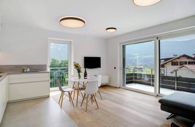 Apartment "Haus Weinblick 5" with Mountain View, Garden & Wi-Fi