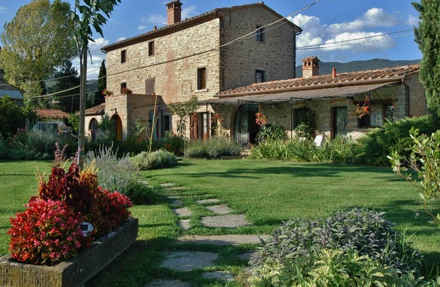 Apartment/house in a Tuscan stonehouse with private swimming pool and garden