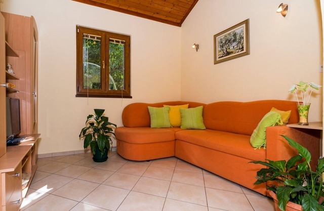Apartment Mirja (102961-A1) - Necujam - island Solta