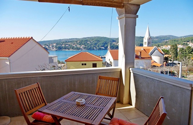 Apartment Mario (46531-A1) - Sumartin - island Brac