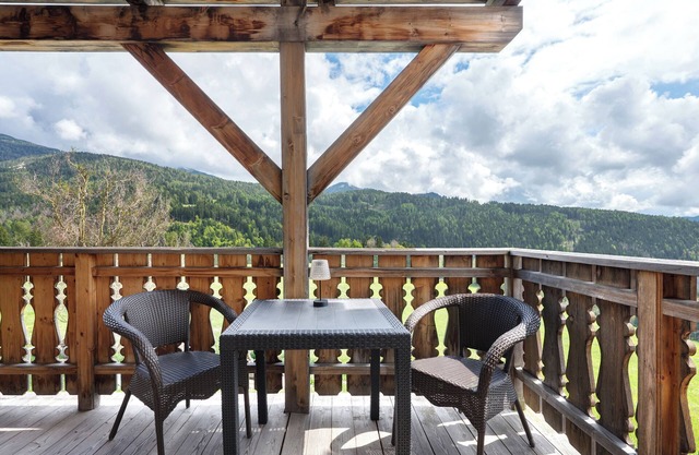 Apartment 'Huanzhof Ferienwohnung Lerch' with Mountain View, Private Terrace and Wi-Fi
