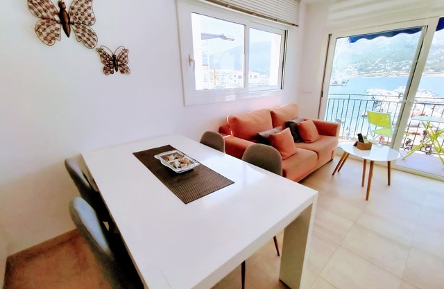 Apartment in the first sea line. Ideal for families.
