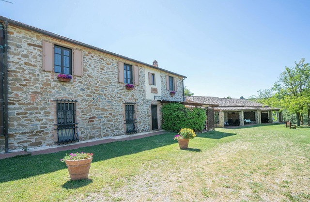 Apartment Il Pero with Terrace, Shared Pool & Wi-Fi