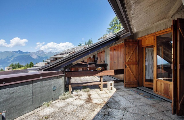 Apartment 'Il Nido di Pila' with Mountain View and Private Terrace