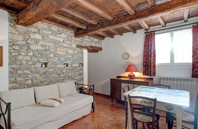 Apartment 'Il piccolo fienile' with Shared Pool, Garden and Wi-Fi
