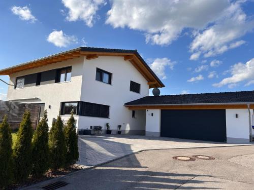 Apartment im Souterrain mit Terrasse