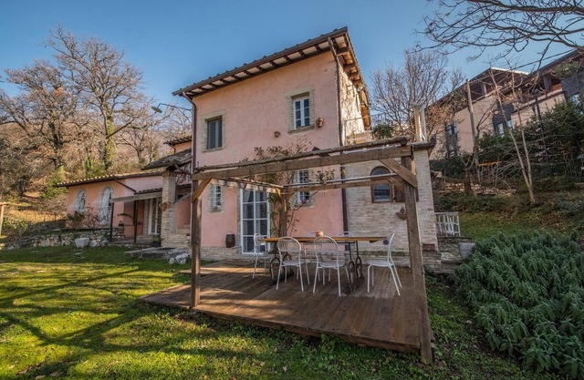 APARTMENT IMMERSED IN THE GREEN A FEW STEPS FROM ASSISI