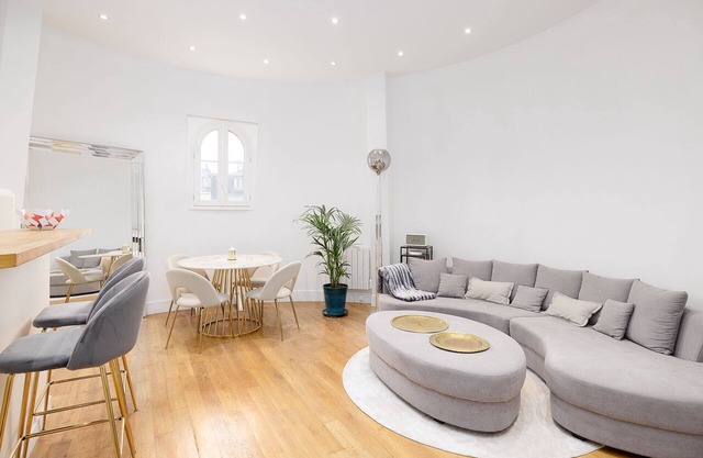 Apartment in a dome near the Eiffel Tower