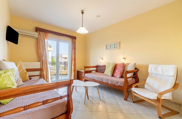 Apartment In A Hotel 'Kosmos Studio 7' with Shared Terrace, Wi-Fi and Air Conditioning