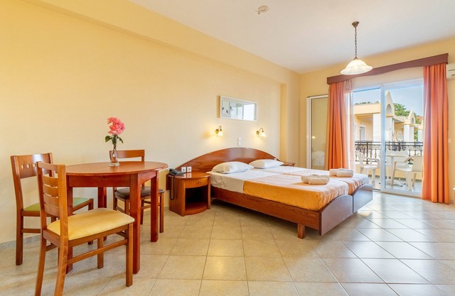 Apartment In A Hotel 'Kosmos Studio 5' with Shared Terrace, Wi-Fi and Air Conditioning