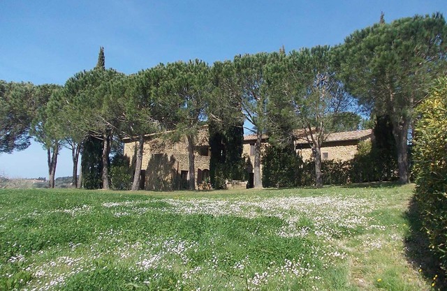 Apartment in a country house in the hills overlooking the sea with a large park and swimming pool