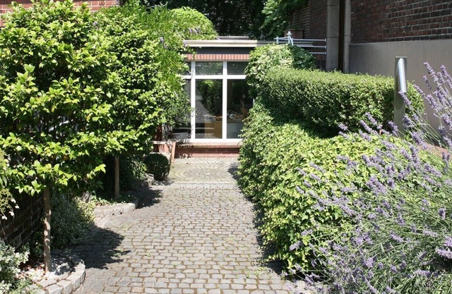 Apartment in a quiet, green residential area and still close to the city