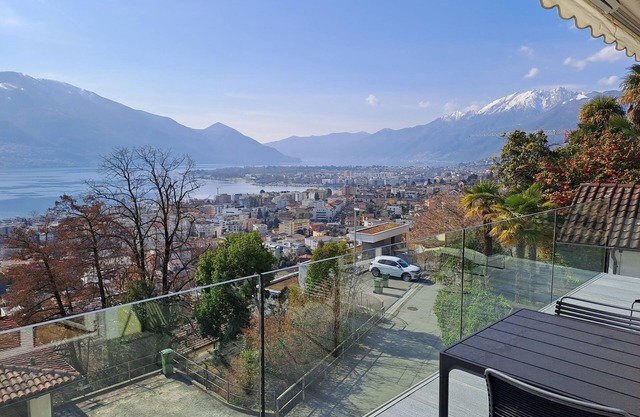 Apartment in a quiet location with a large terrace and views of the lake and mou