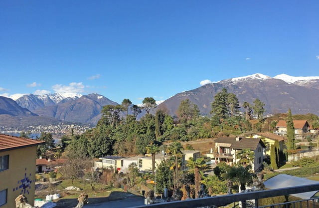 Apartment in a quiet location with a large terrace and views of the mountains.