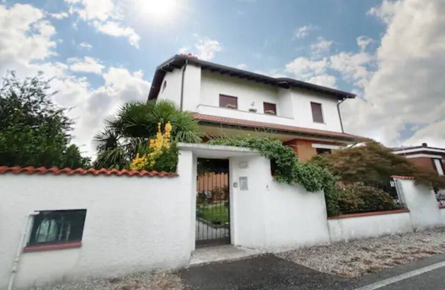 Apartment in a villa in the middle of the green