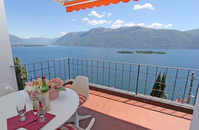 Apartment in an elevated position with magnificent panoramic views of the Brissago Islands