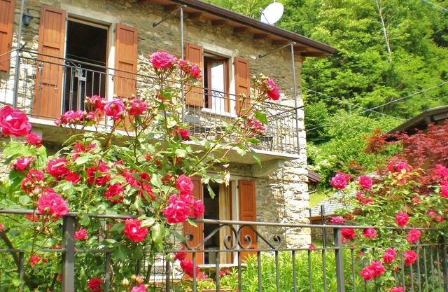 Apartment in an old barn, private garden overlooking the village