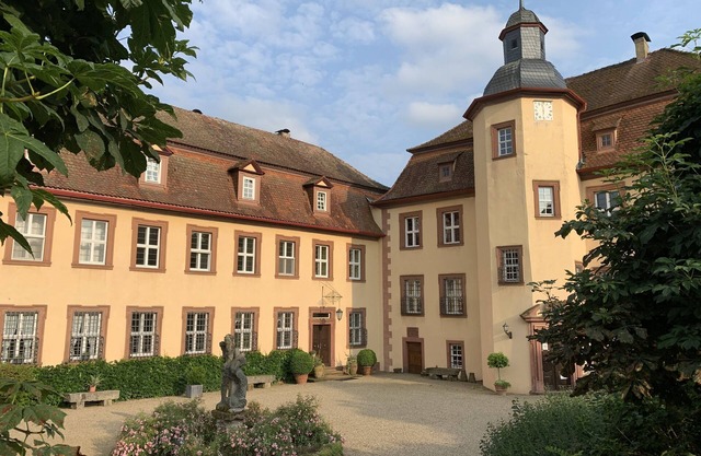 Apartment in baroque castle built in 1608 with large garden, lake and tennis court